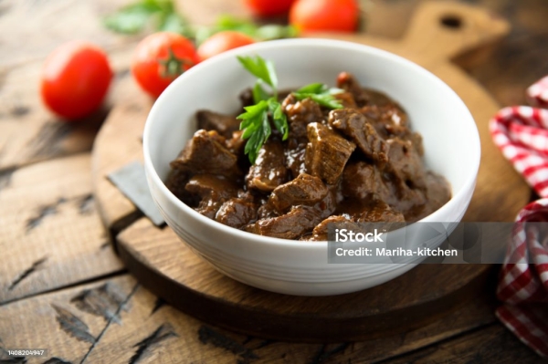 Rinder-Gulasch mit Nudeln und Gurkensalat Rinder-Gulasch mit Nudeln und Gurkensalat